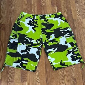 Stylish Camo Cargo Shorts for Men
